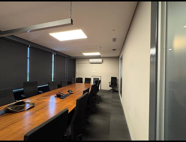 1,660M² OFFICE TO LET IN FORESHORE